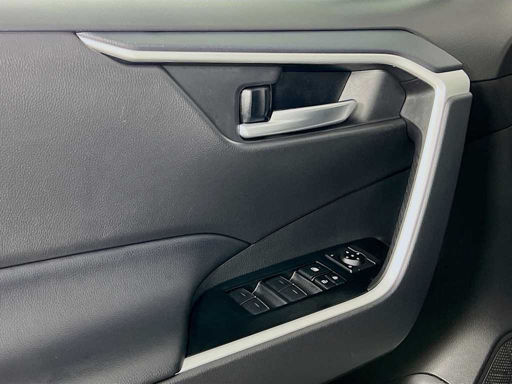 2025 Toyota RAV4 — photo 17