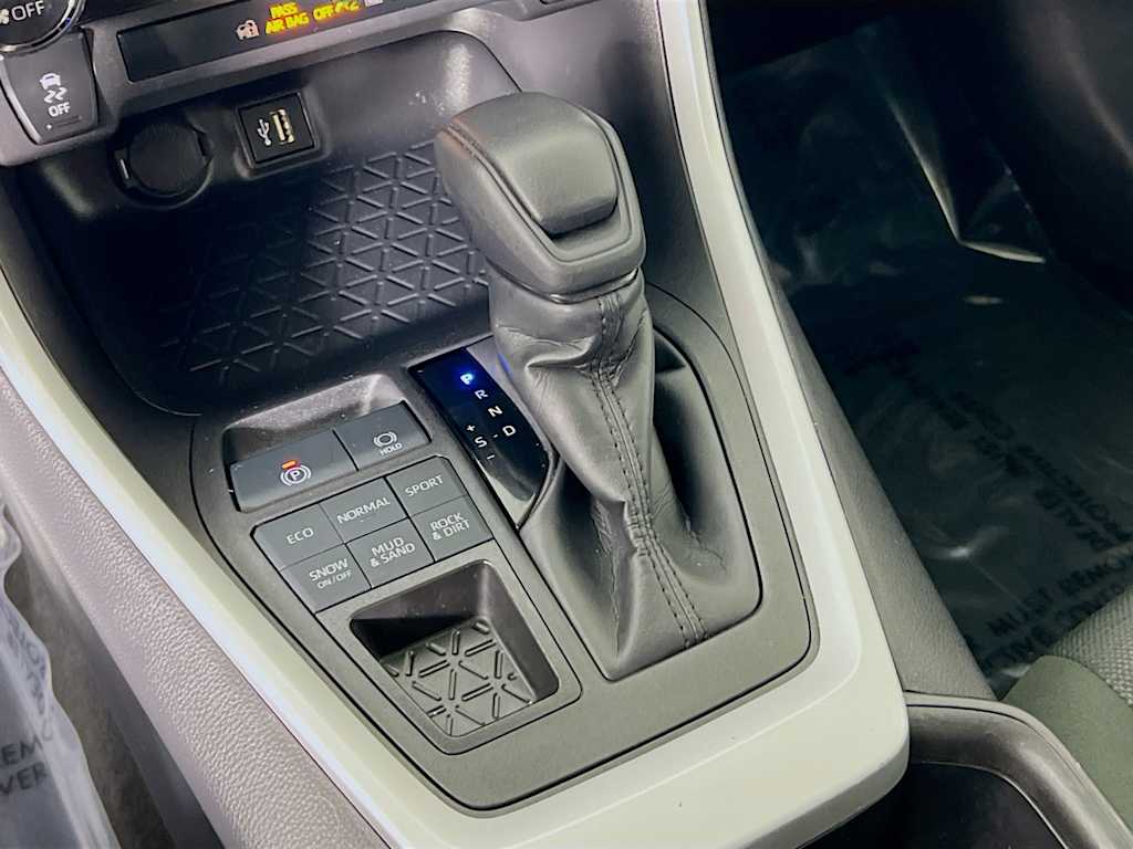 2025 Toyota RAV4 — photo 16