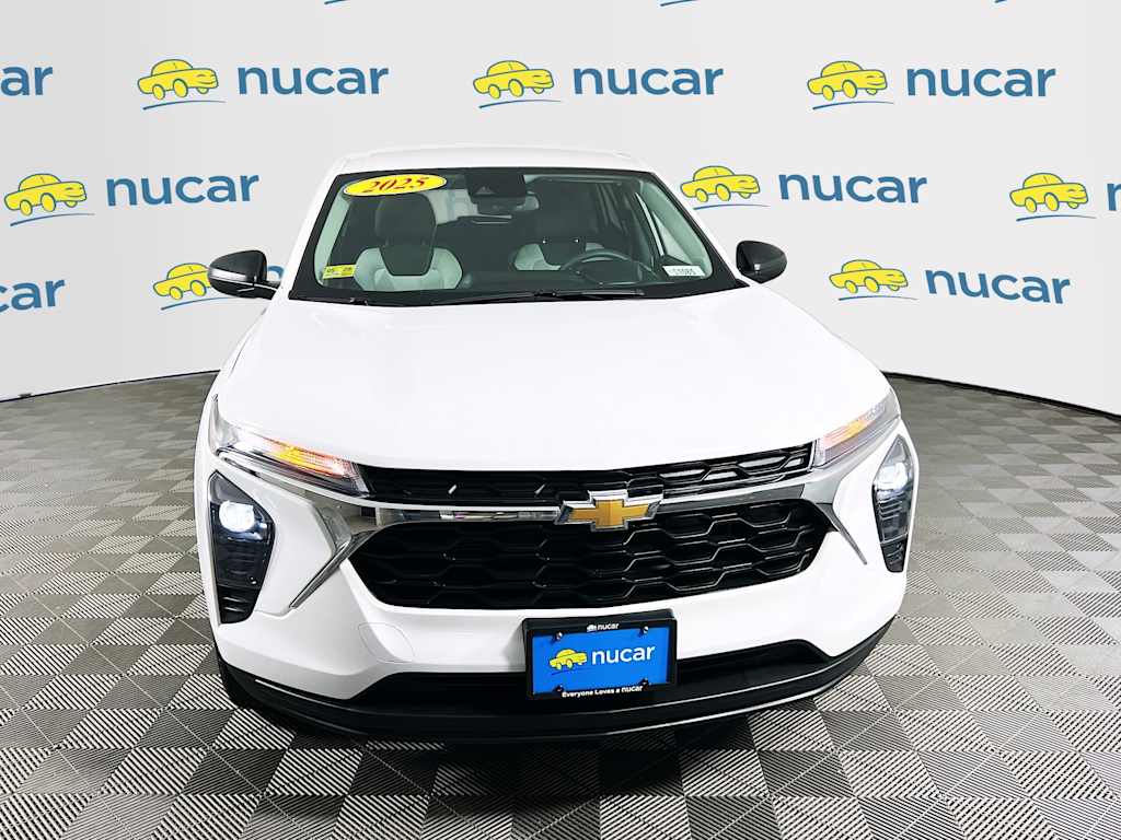 2025 Chevrolet Trax — photo 2