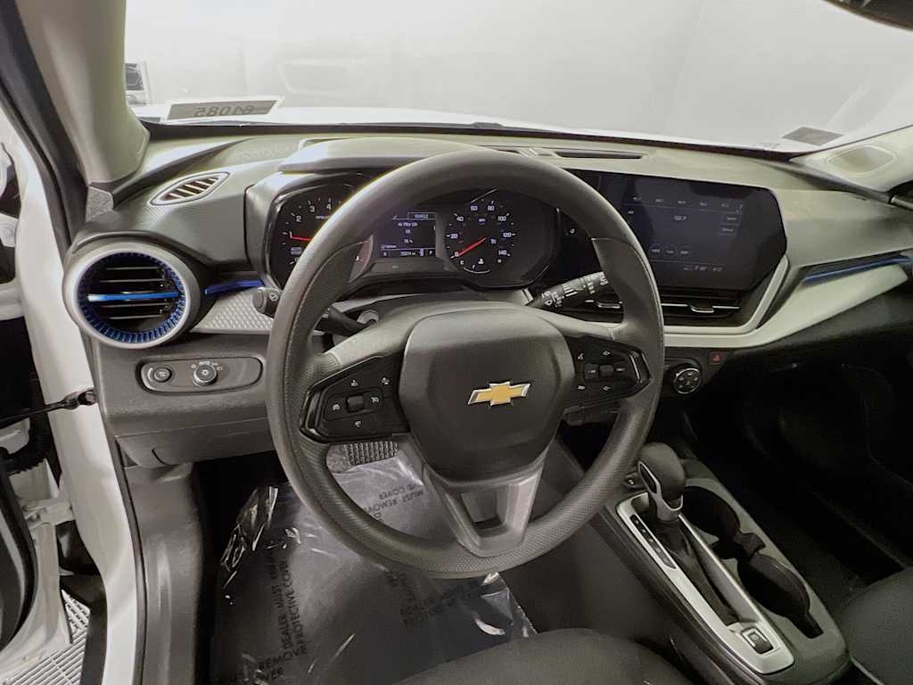 2025 Chevrolet Trax — photo 11