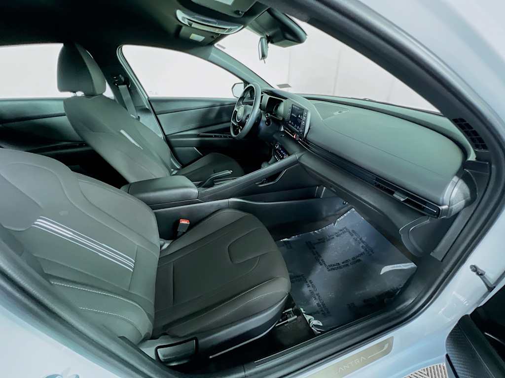 2025 Hyundai Elantra — photo 26
