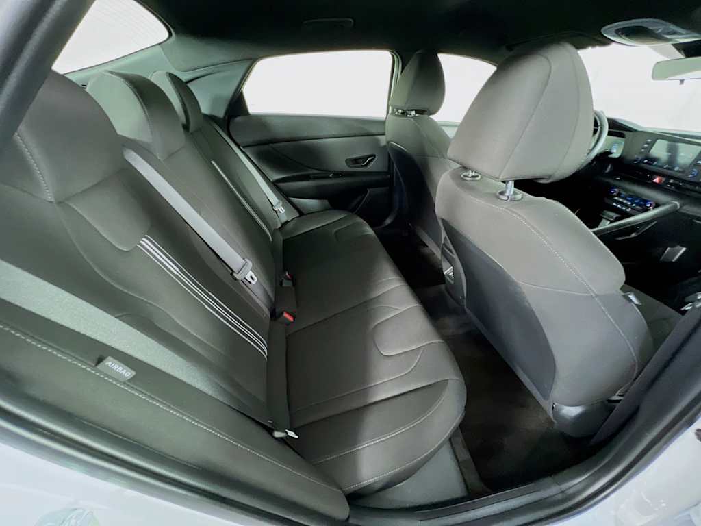 2025 Hyundai Elantra — photo 25