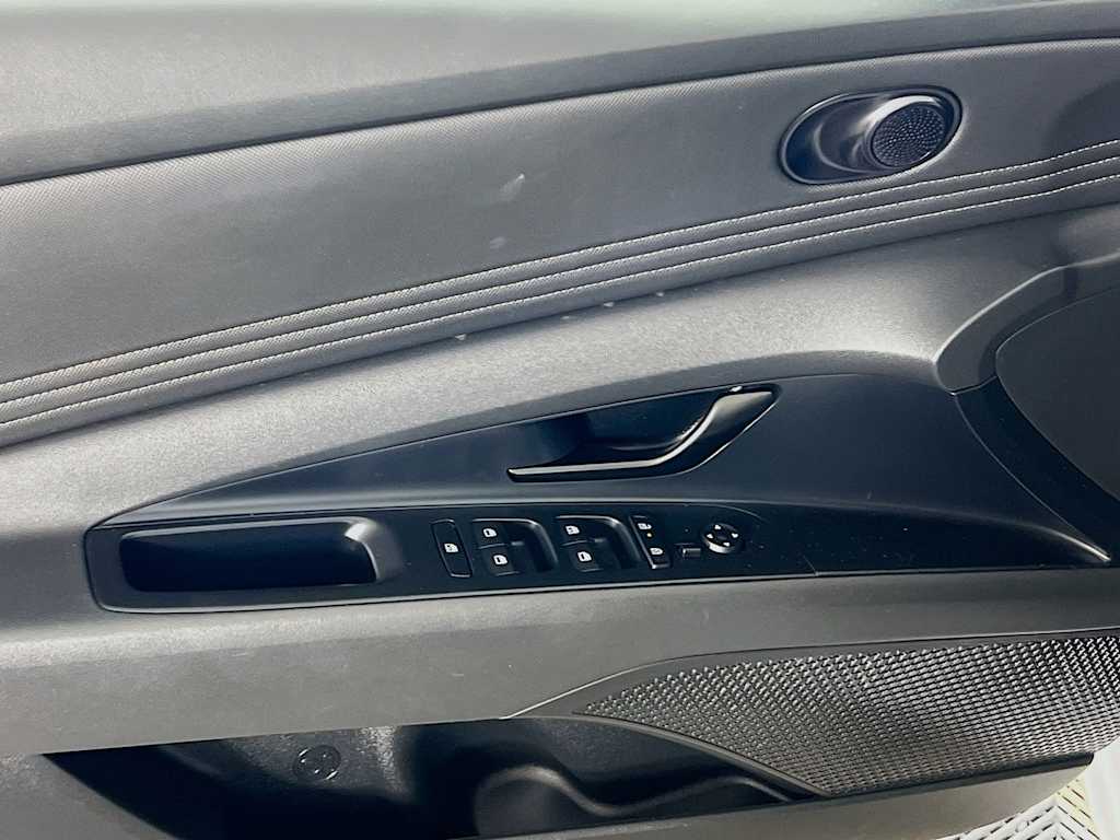 2025 Hyundai Elantra — photo 17