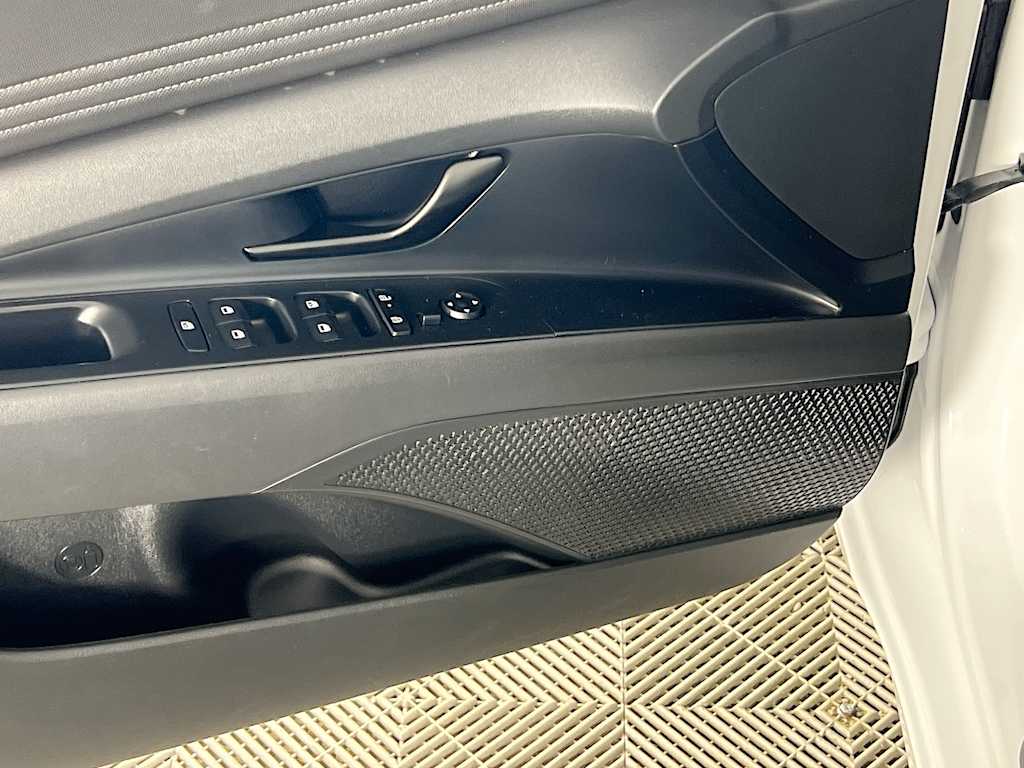 2025 Hyundai Elantra — photo 18