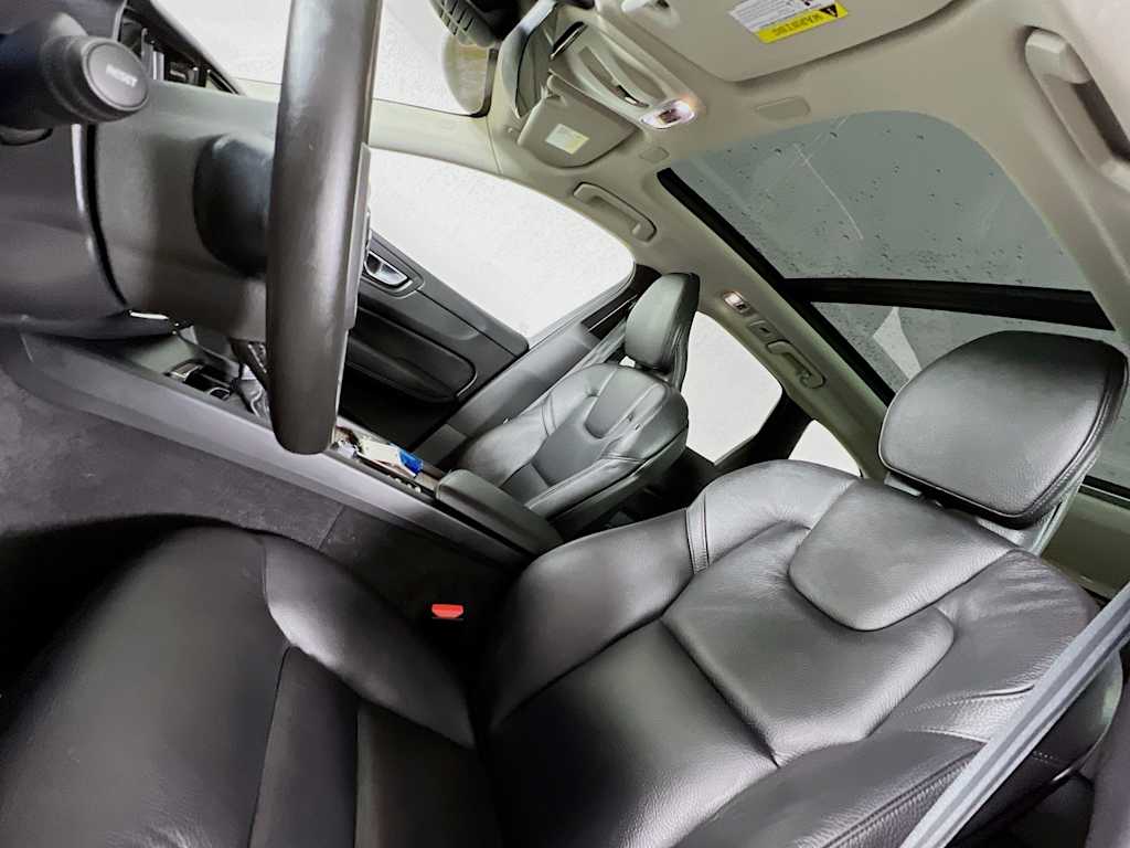 2021 Volvo XC60 — photo 22