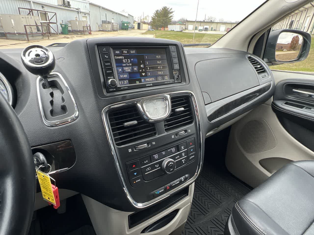 2016 Chrysler Town & Country Touring 27