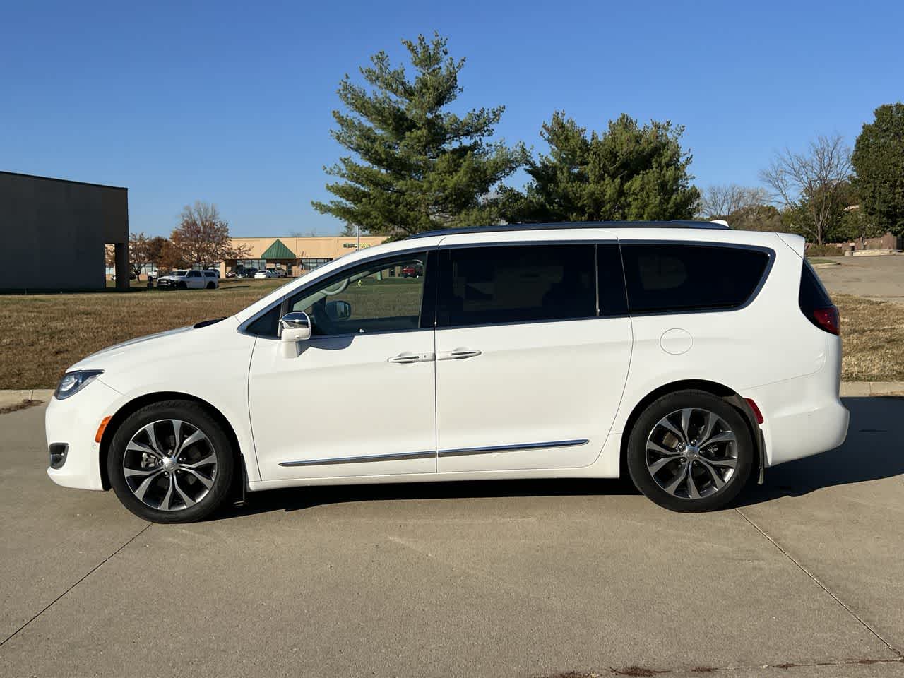 2018 Chrysler Pacifica Limited 3