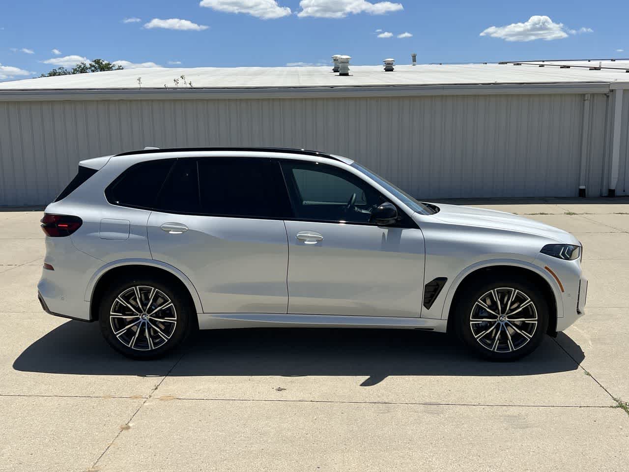 2025 BMW X5 M60i 7