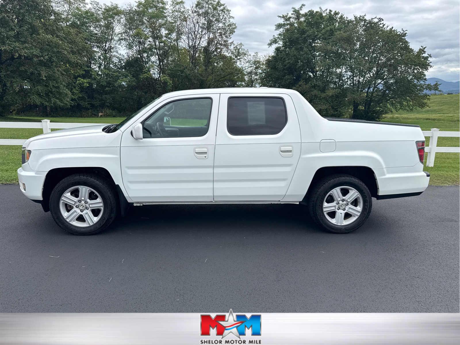Taffeta White 2014 Honda Ridgeline Pickup Truck Four-Wheel Drive 5-Speed Automatic