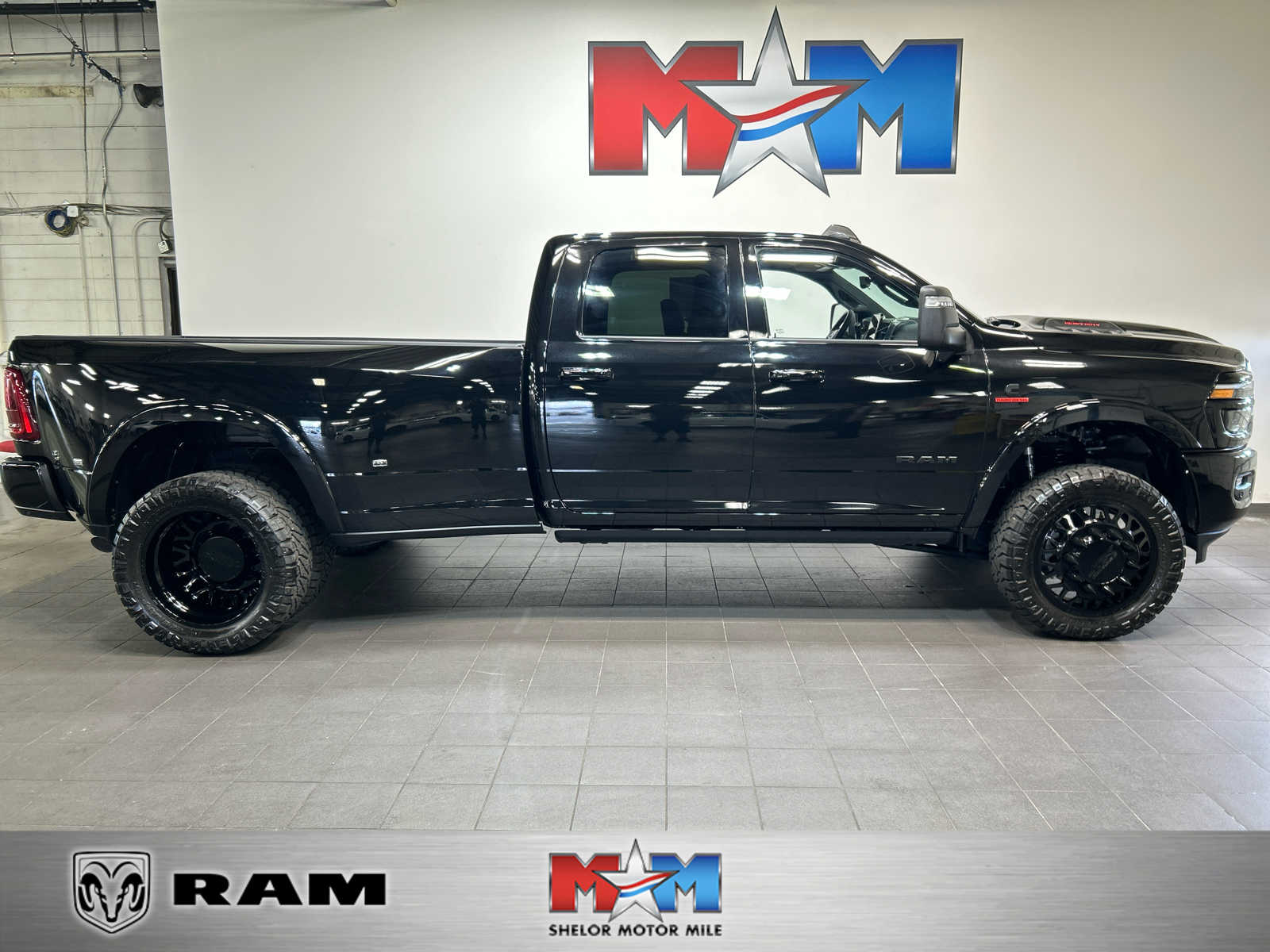 Diamond Black Crystal Pearlcoat 2025 RAM 3500 Pickup Truck Four-Wheel Drive 8-Speed Automatic