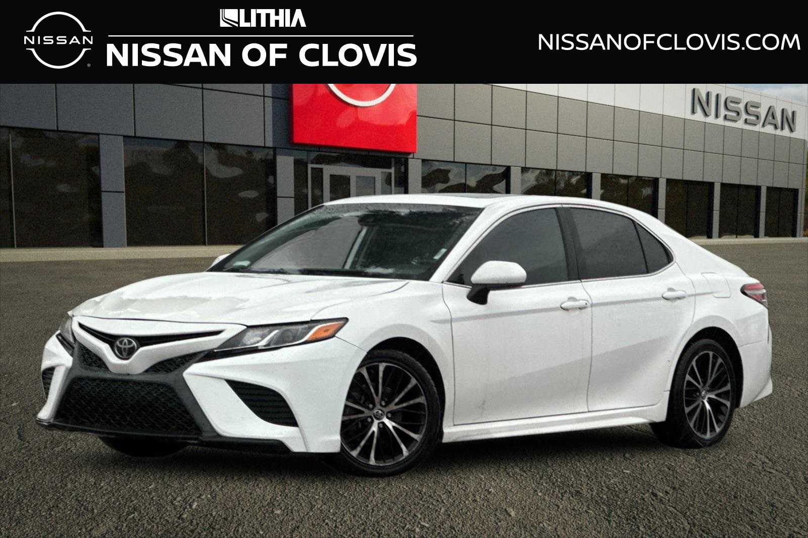 2019 Toyota Camry SE's photo