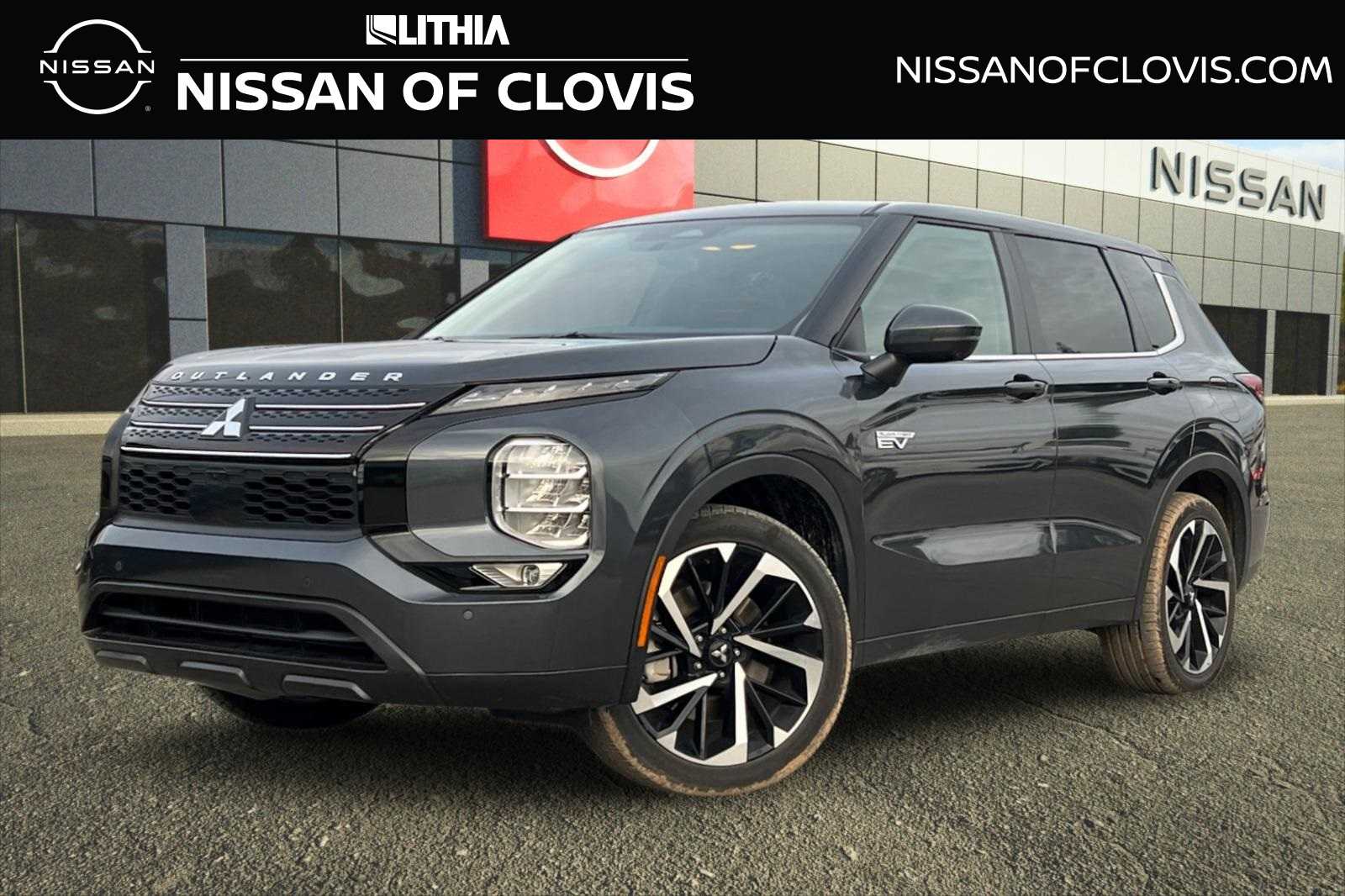 2024 Mitsubishi Outlander Plug-in Hybrid SE's photo