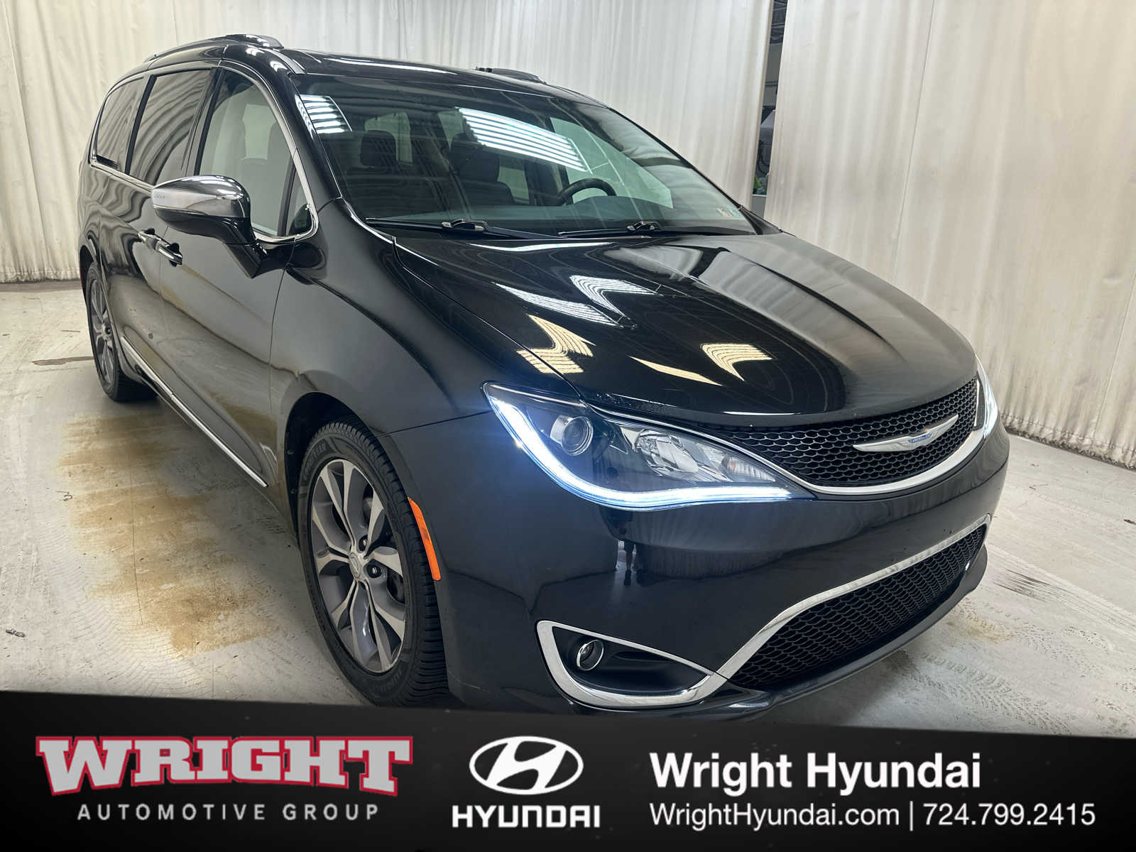 Brilliant Black Crystal Pearlcoat 2017 Chrysler Pacifica Minivan Front-Wheel Drive 9-Speed Automatic