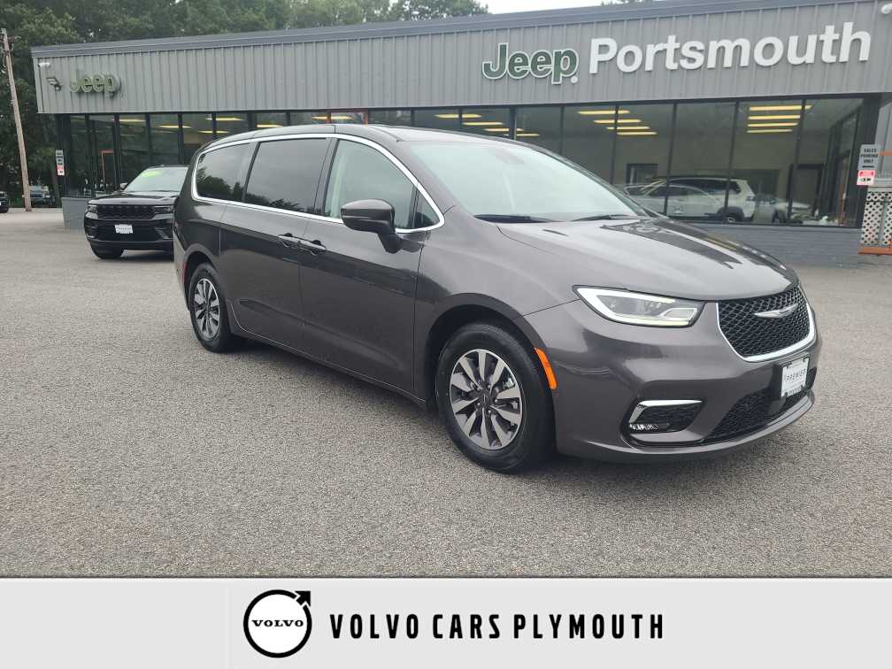 Gray (Granite Crystal Metallic Clearcoat) 2023 Chrysler Pacifica Hybrid Minivan Front-Wheel Drive Continuously Variable Transmission