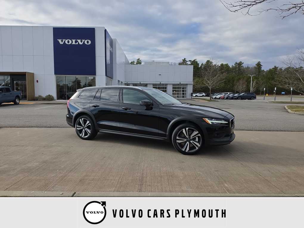 Onyx Black Metallic 2025 Volvo V60 Cross Country B5 Plus AWD Wagon All-Wheel Drive 8-Speed Automatic