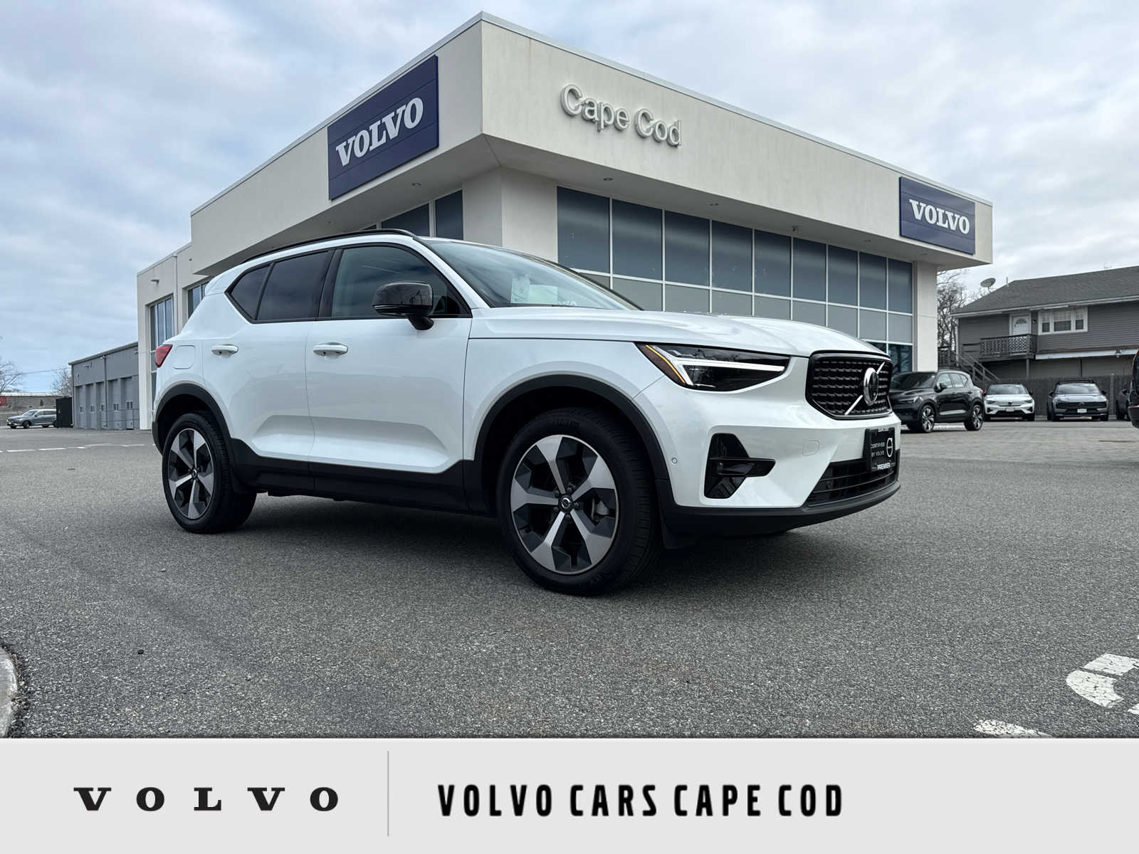 Crystal White 2026 Volvo XC40 B5 Plus AWD SUV / Crossover All-Wheel Drive 8-Speed Automatic