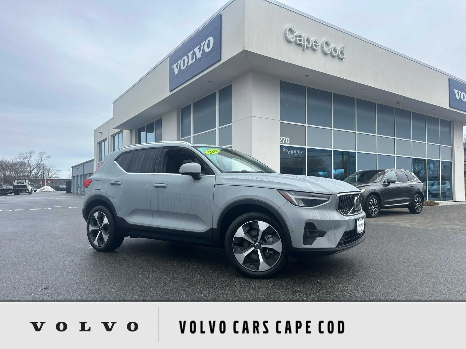 2025 Volvo XC40 B5 Plus Bright Theme AWD