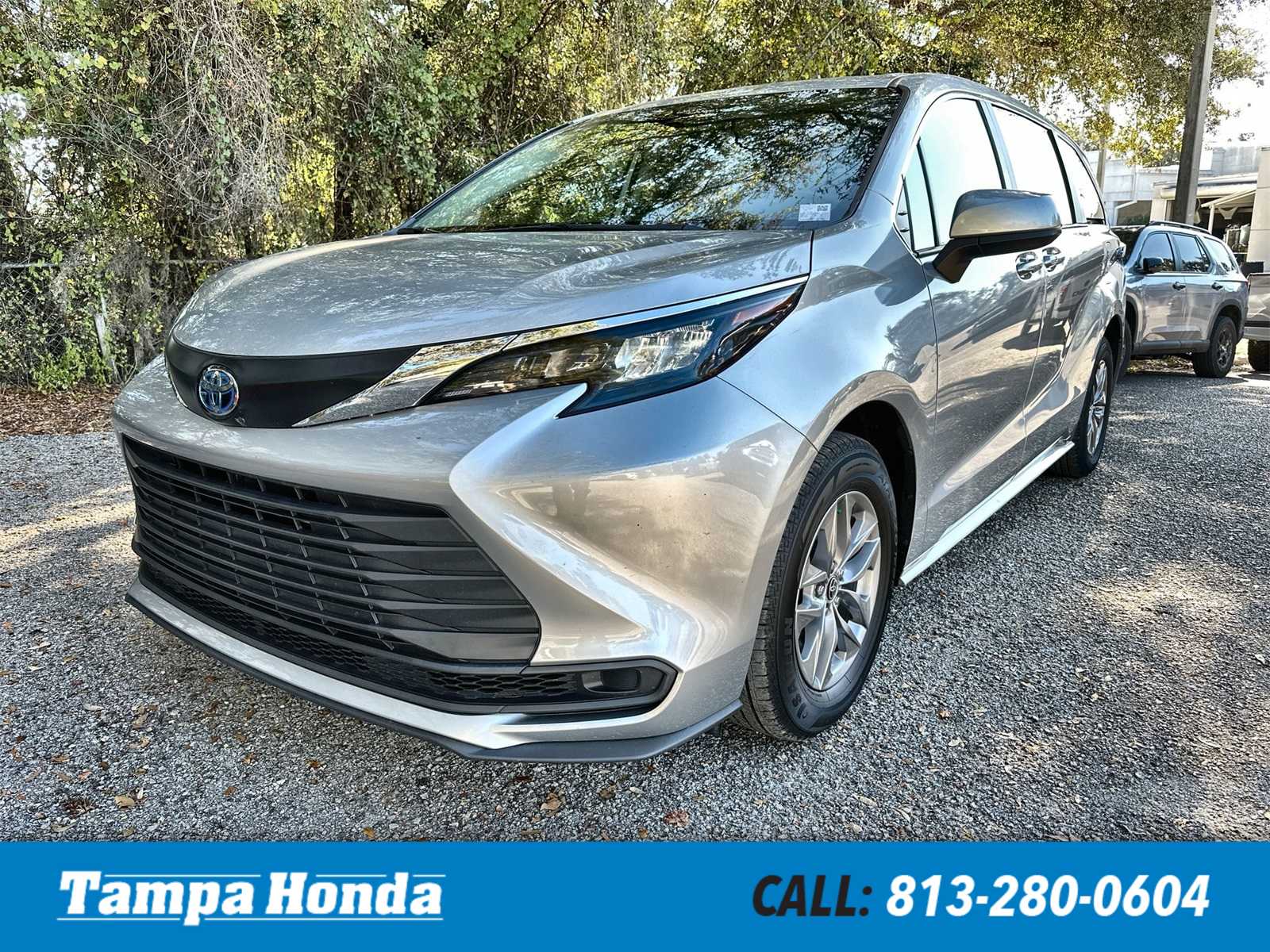 2024 Toyota Sienna LE's photo