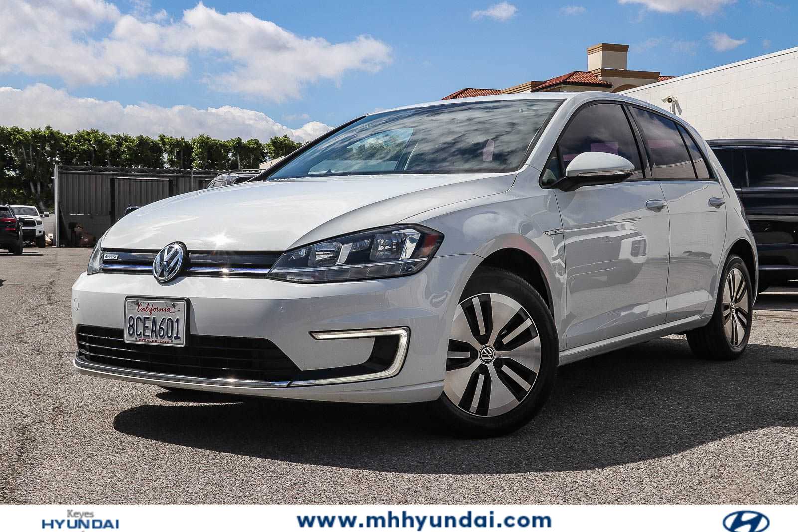 White 2017 Volkswagen e-Golf SE Hatchback Front-Wheel Drive 1-Speed Automatic