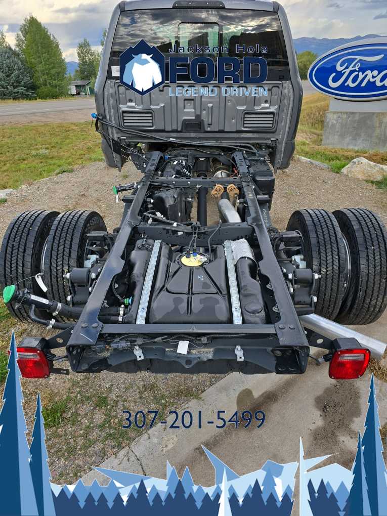 2024 Ford Super Duty F-550 DRW LARIAT 4WD Crew Cab 179 WB 60 CA 5