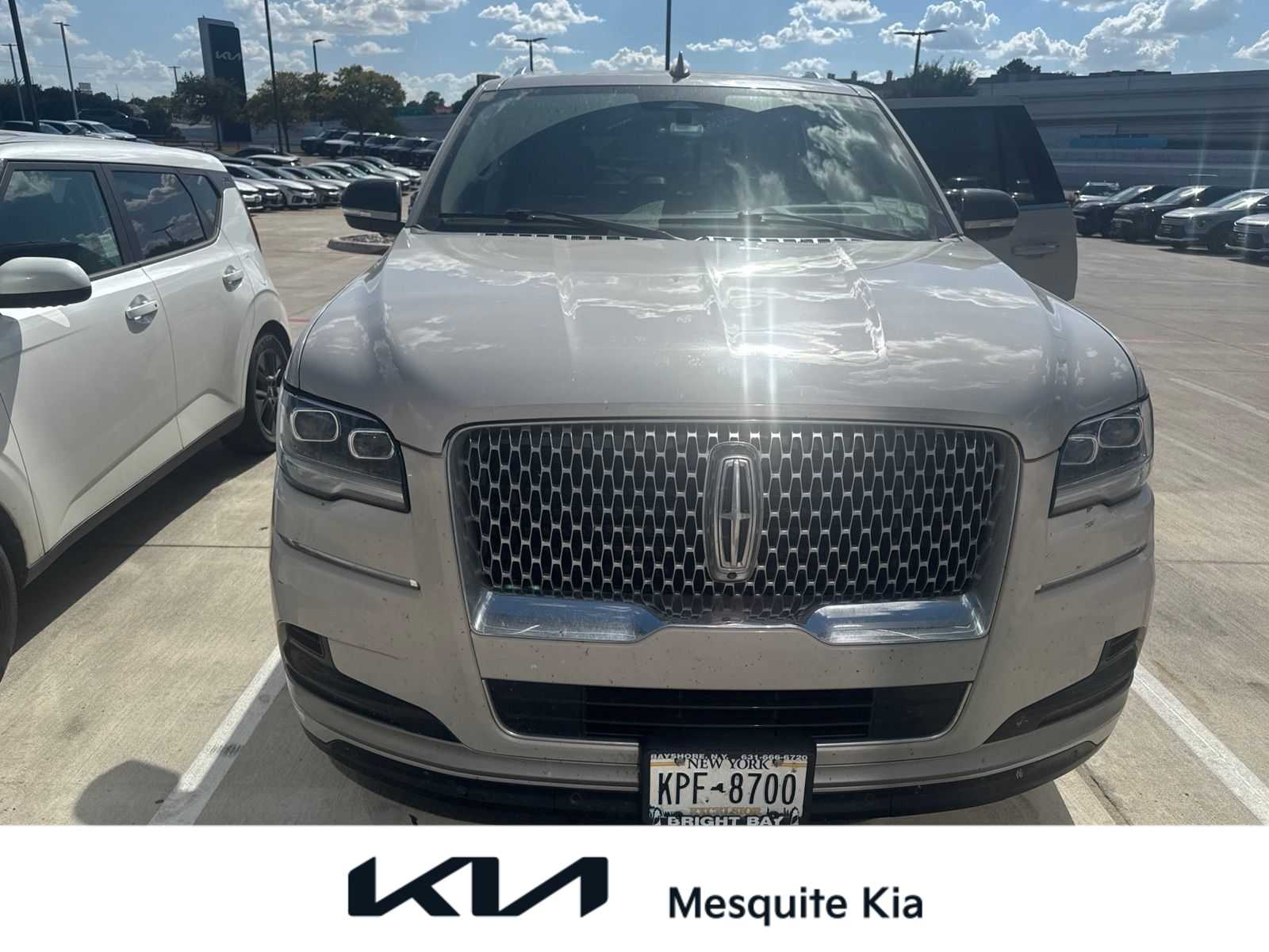 Ceramic Pearl Metallic Tri-Coat 2022 Lincoln Navigator SUV / Crossover Four-Wheel Drive Automatic