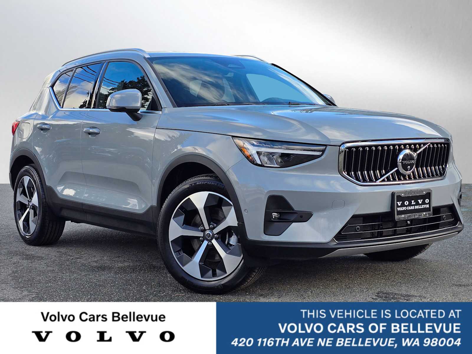 2025 Volvo XC40 B5 Plus Bright Theme AWD