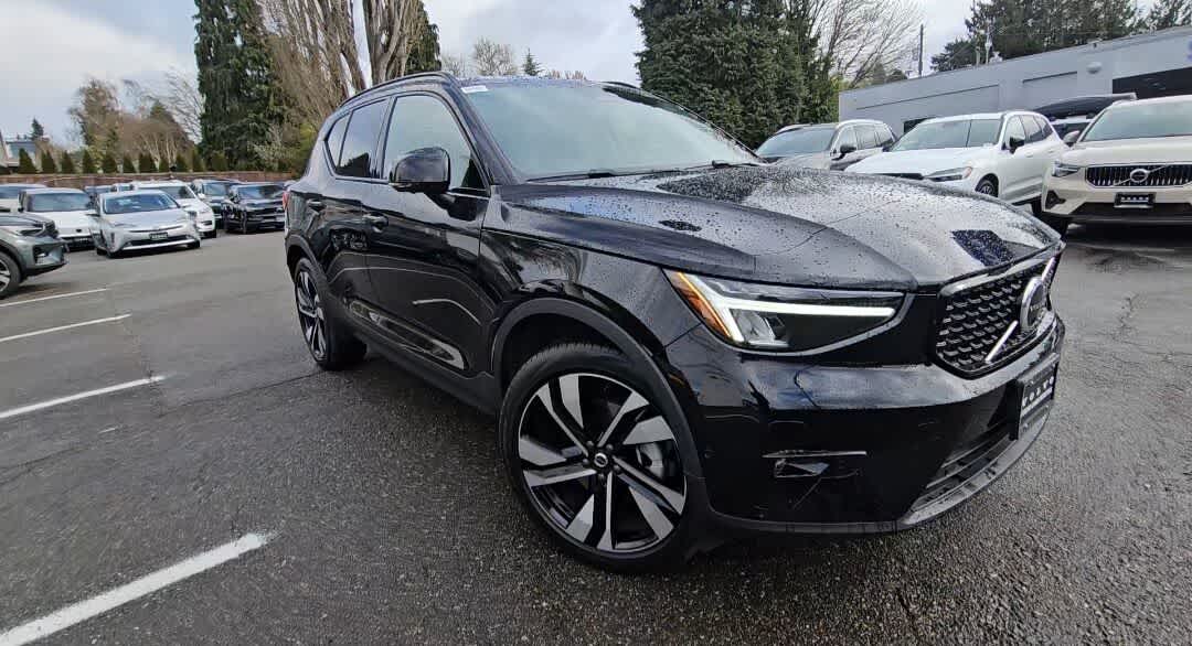 Onyx Black Metallic 2024 Volvo XC40 B5 Plus Dark Theme AWD SUV / Crossover All-Wheel Drive 8-Speed Automatic