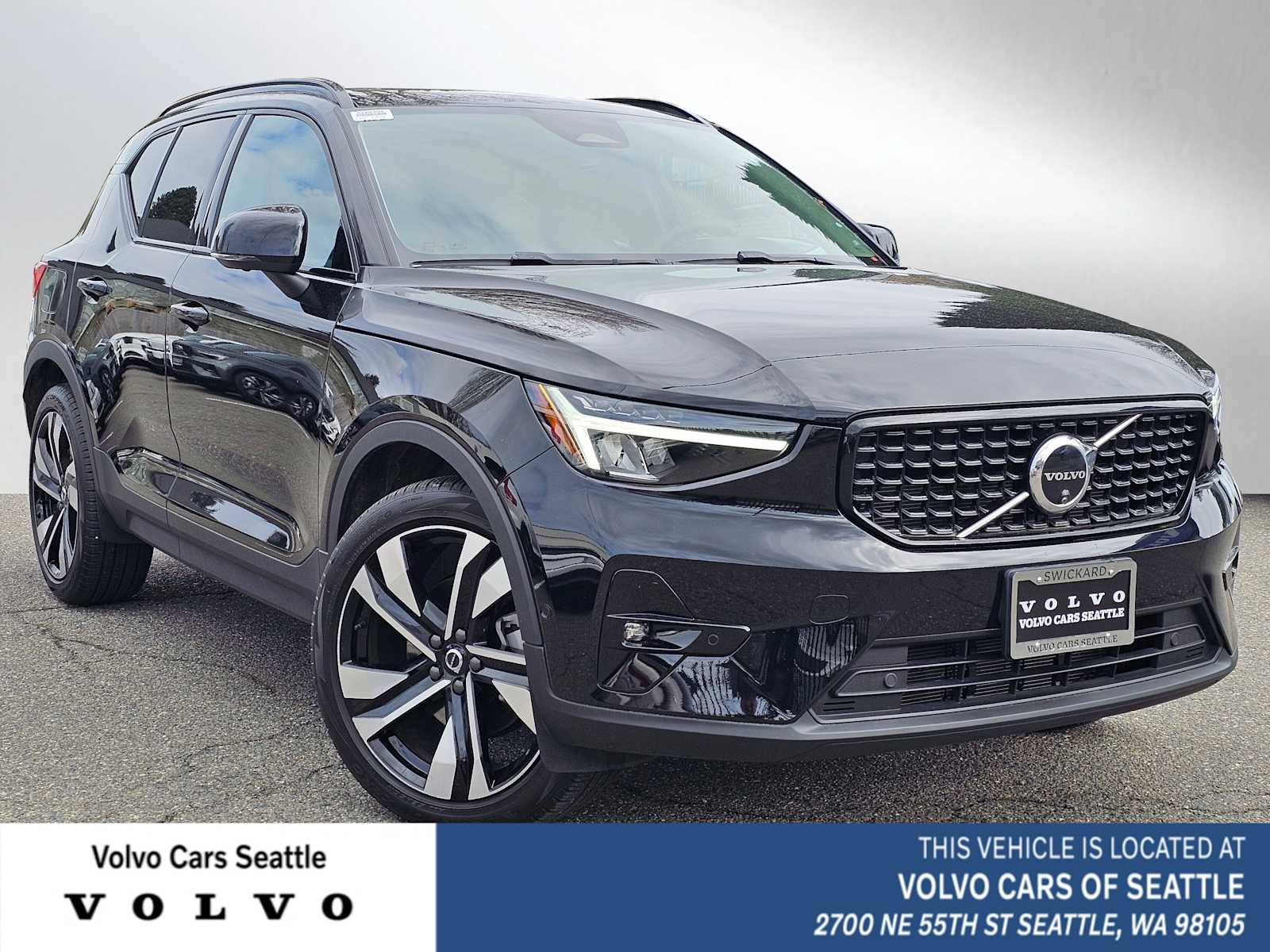Onyx Black Metallic 2024 Volvo XC40 B5 Plus Dark Theme AWD SUV / Crossover All-Wheel Drive 8-Speed Automatic