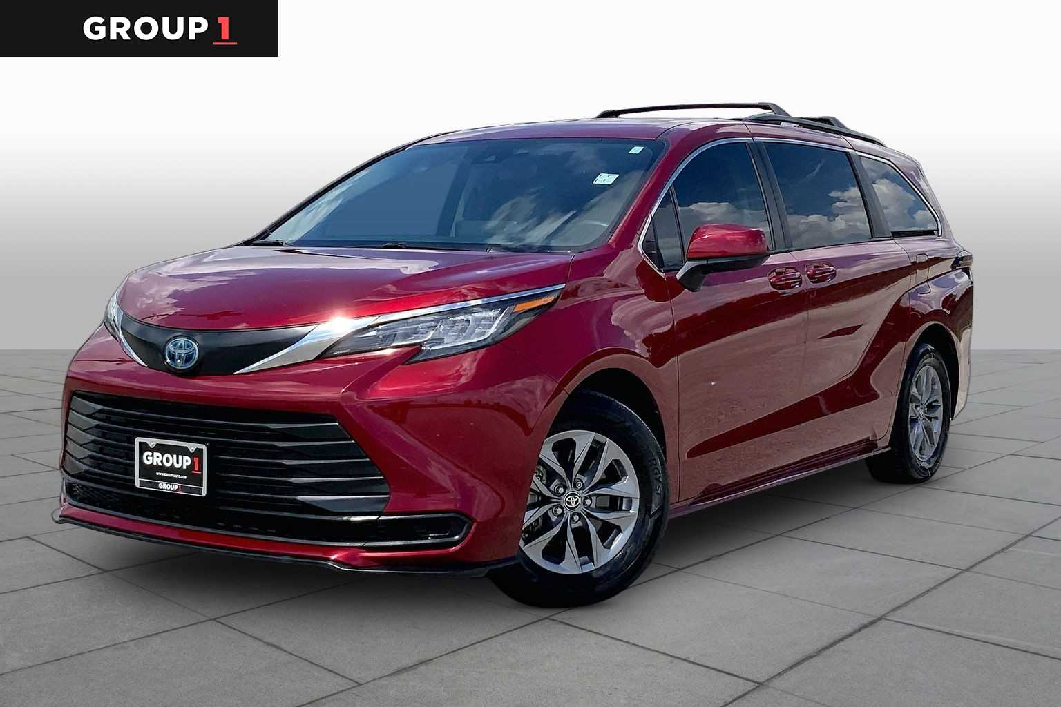 2022 Toyota Sienna LE Ruby Flare Pearl at Beck & Masten Kia