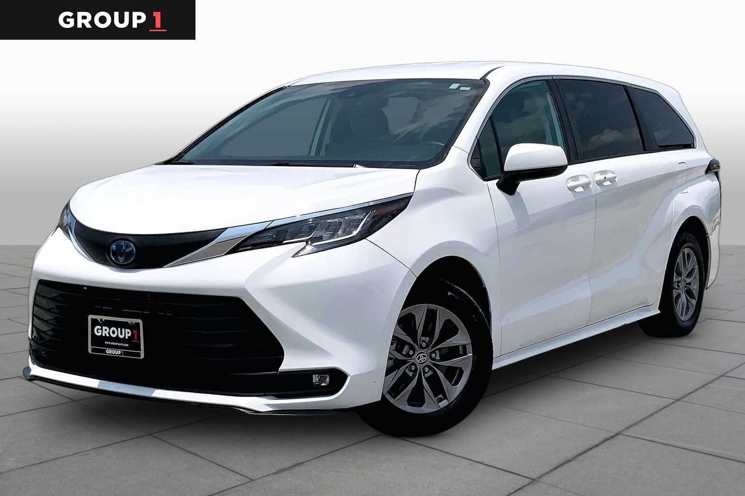 2021 Toyota Sienna LE Super White at AutoNation USA Katy