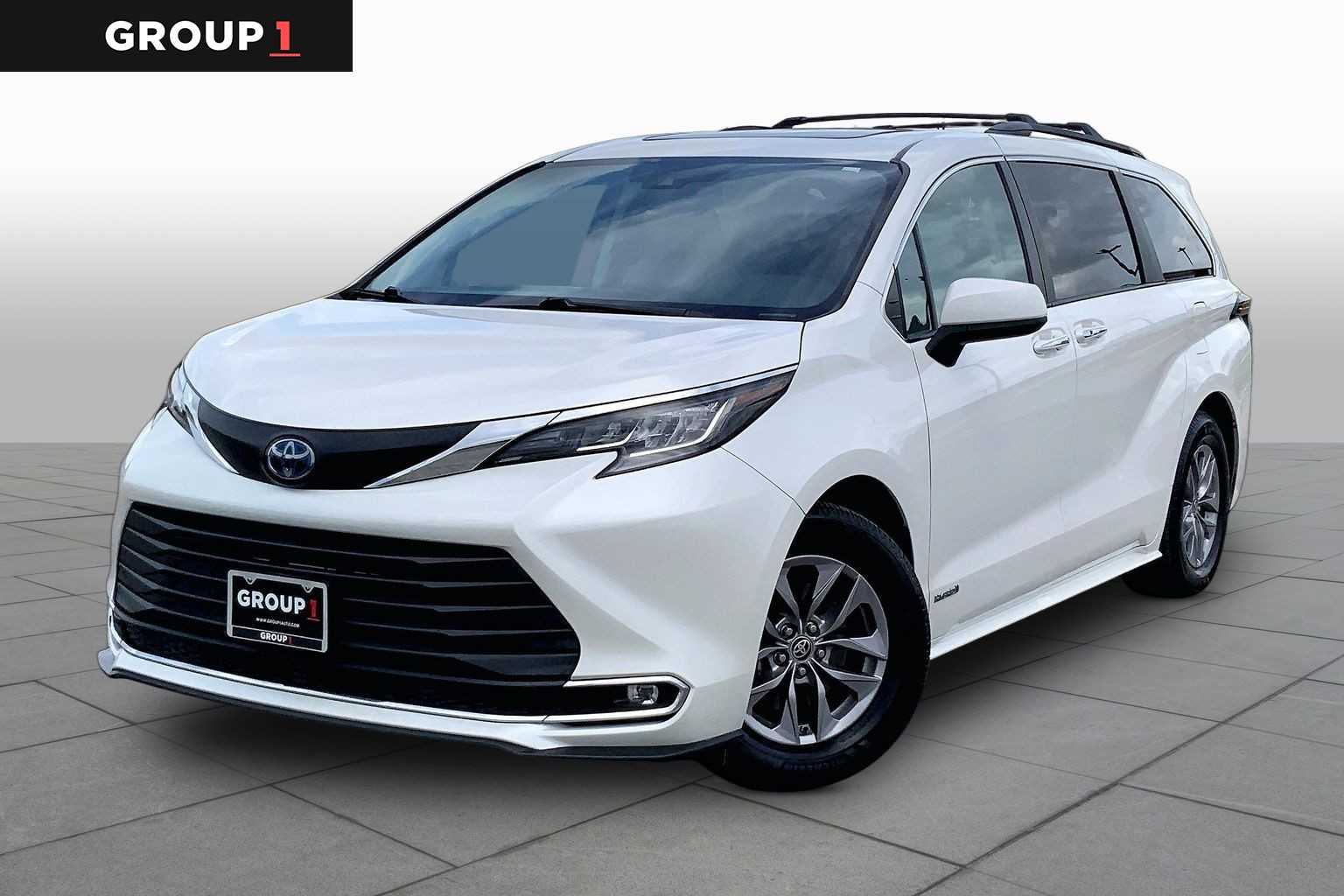 2021 Toyota Sienna XLE Blizzard Pearl at Group 1 Toyota Southwest