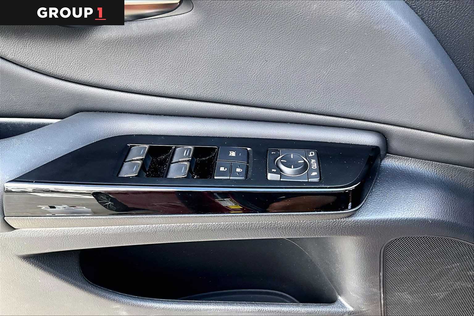 2025 Lexus ES 350 photo 33 of 34