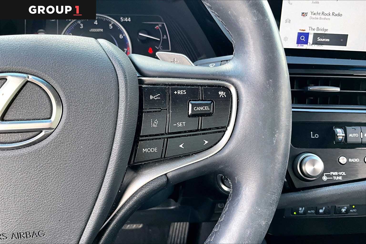 2025 Lexus ES 350 photo 22 of 34