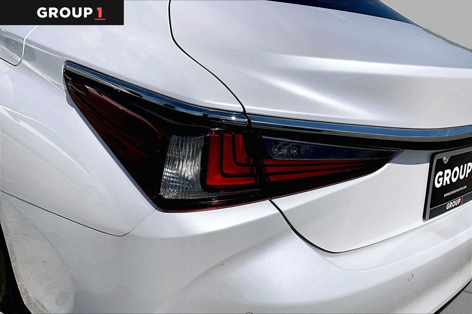 2023 Lexus ES 350 photo 26 of 34