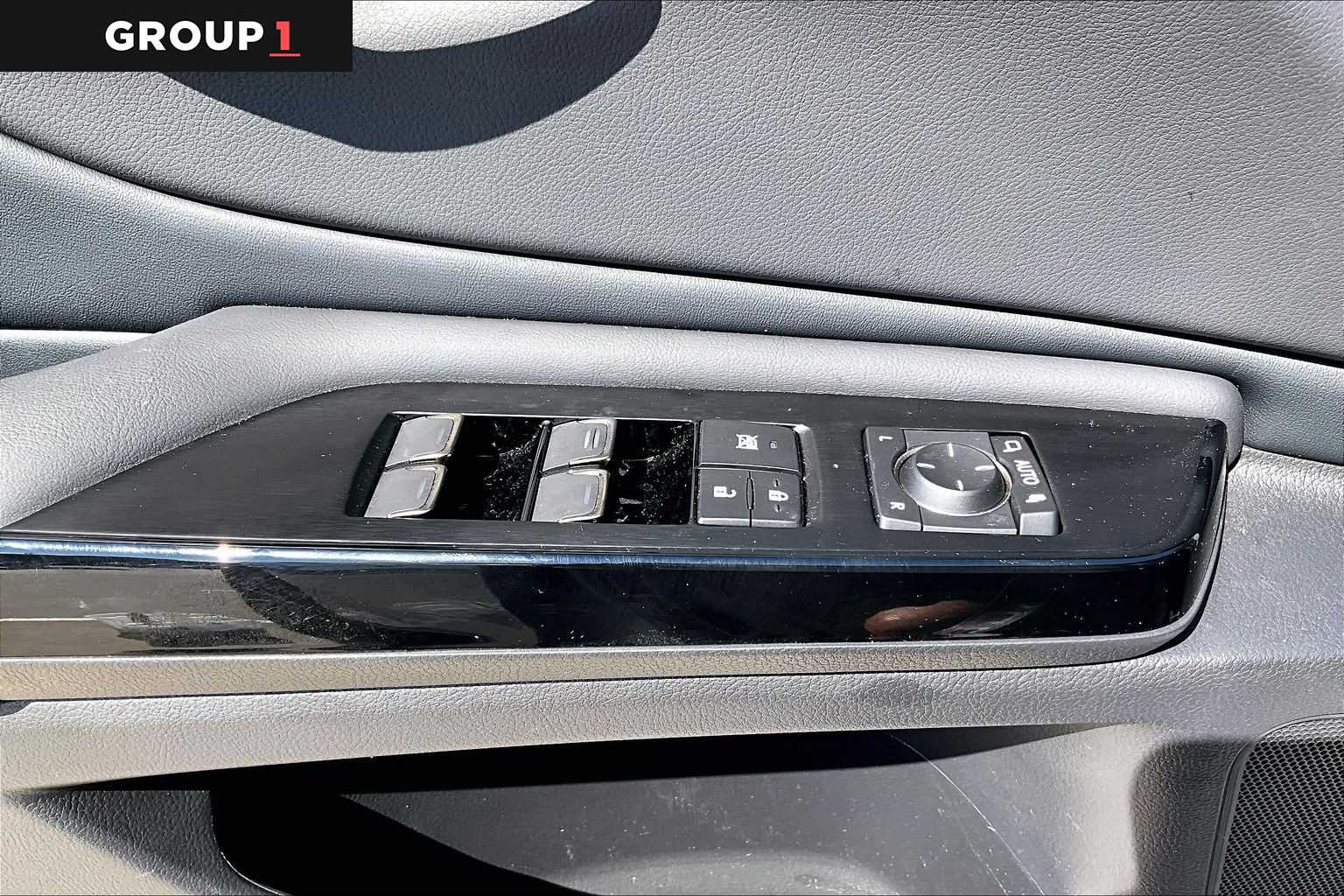 2025 Lexus ES 350 photo 33 of 34