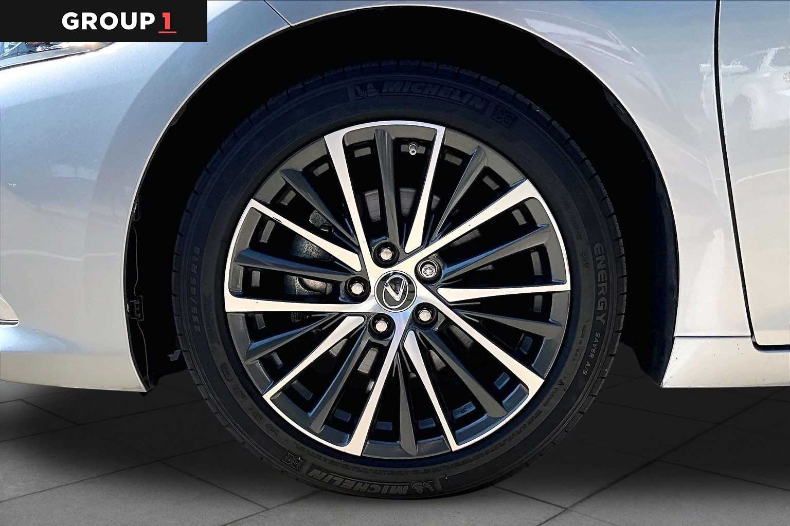 2025 Lexus ES 350 photo 9 of 34