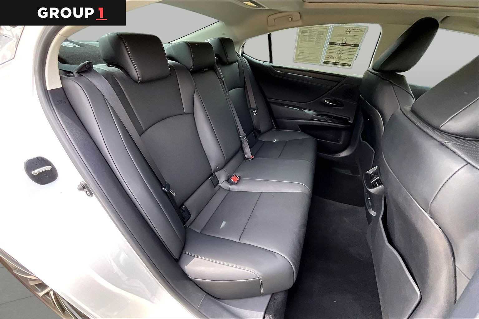 2024 Lexus ES 350 photo 17 of 34