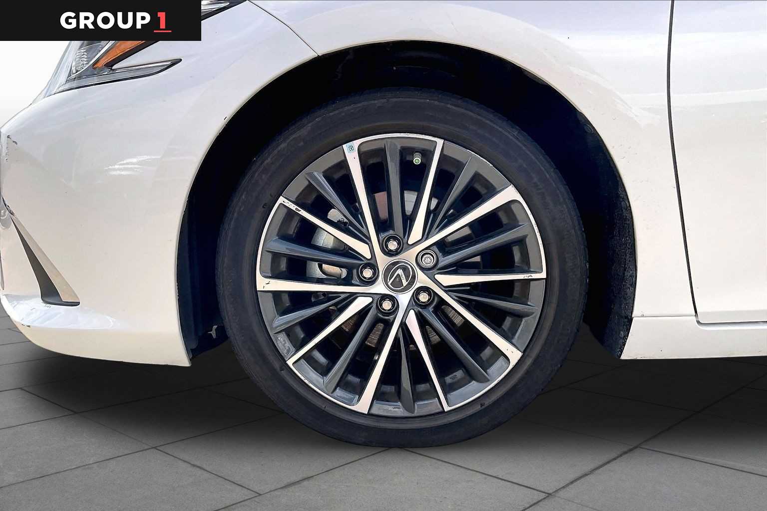 2024 Lexus ES 350 photo 9 of 34
