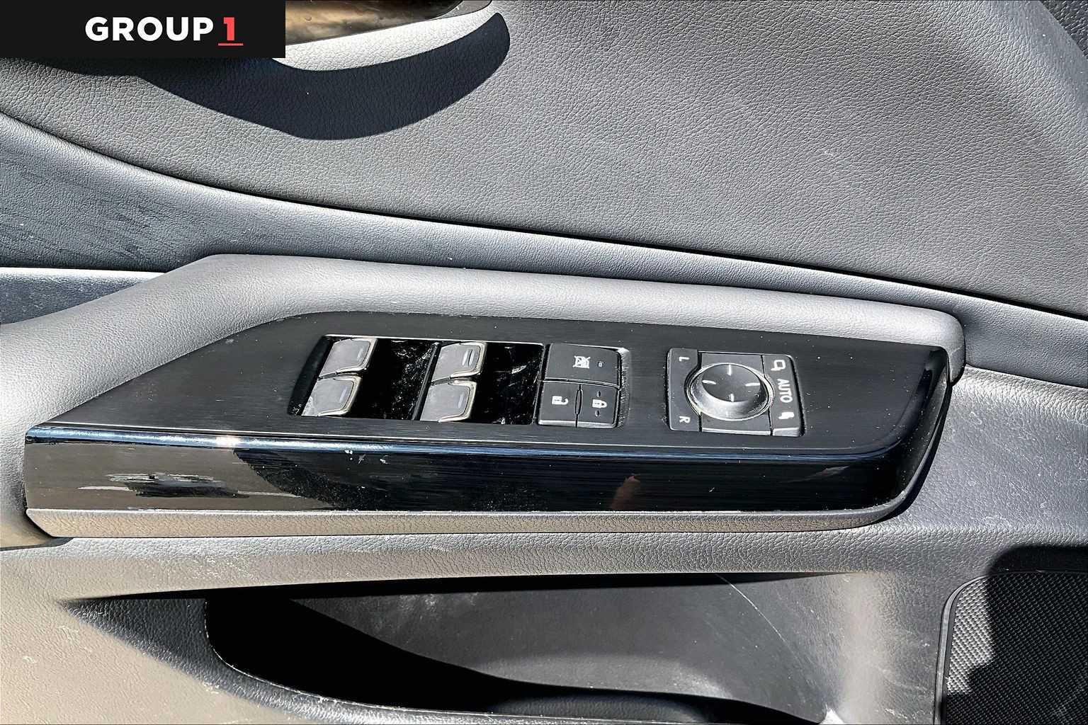 2025 Lexus ES 350 photo 33 of 34