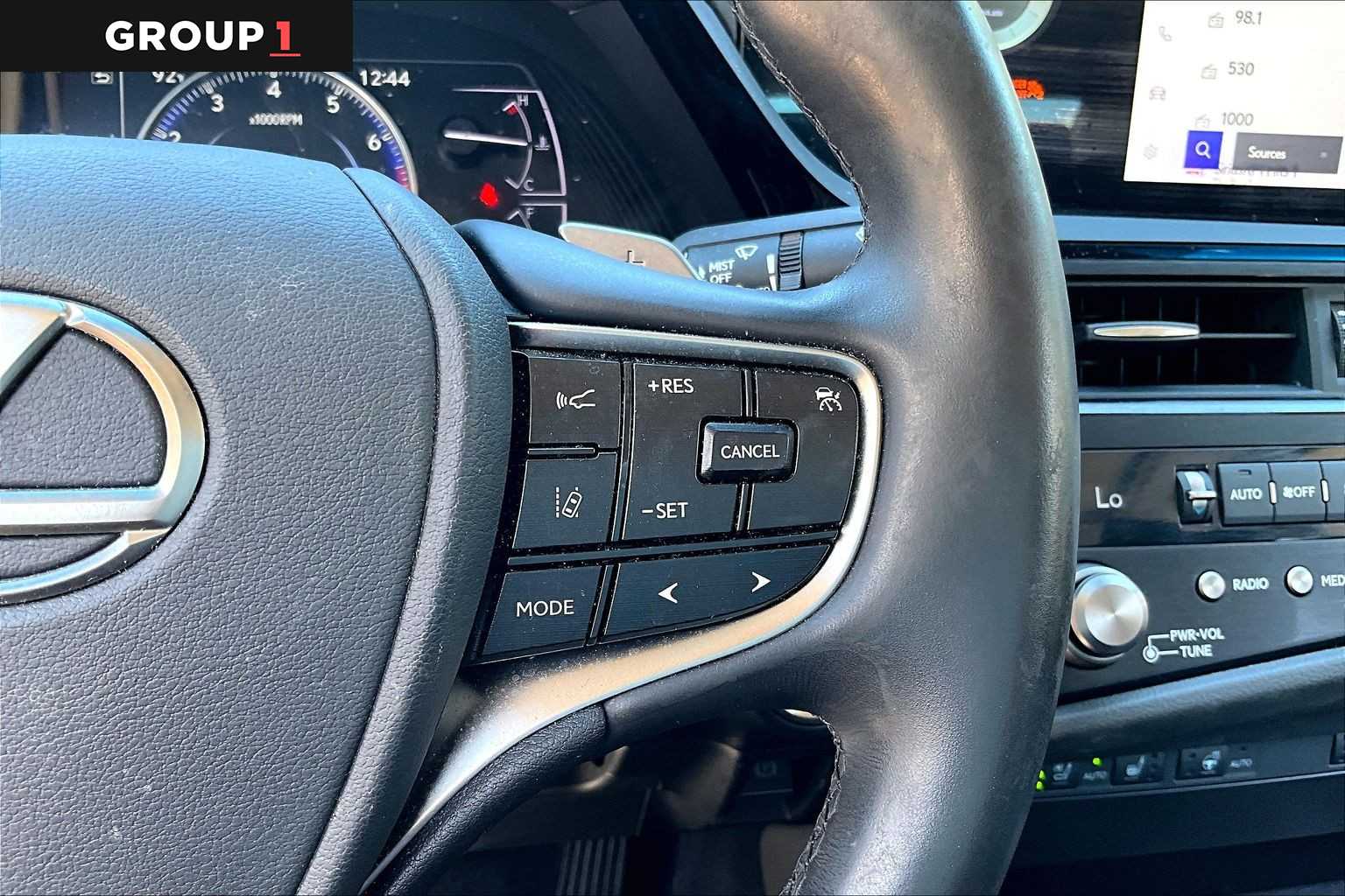 2025 Lexus ES 350 photo 22 of 34