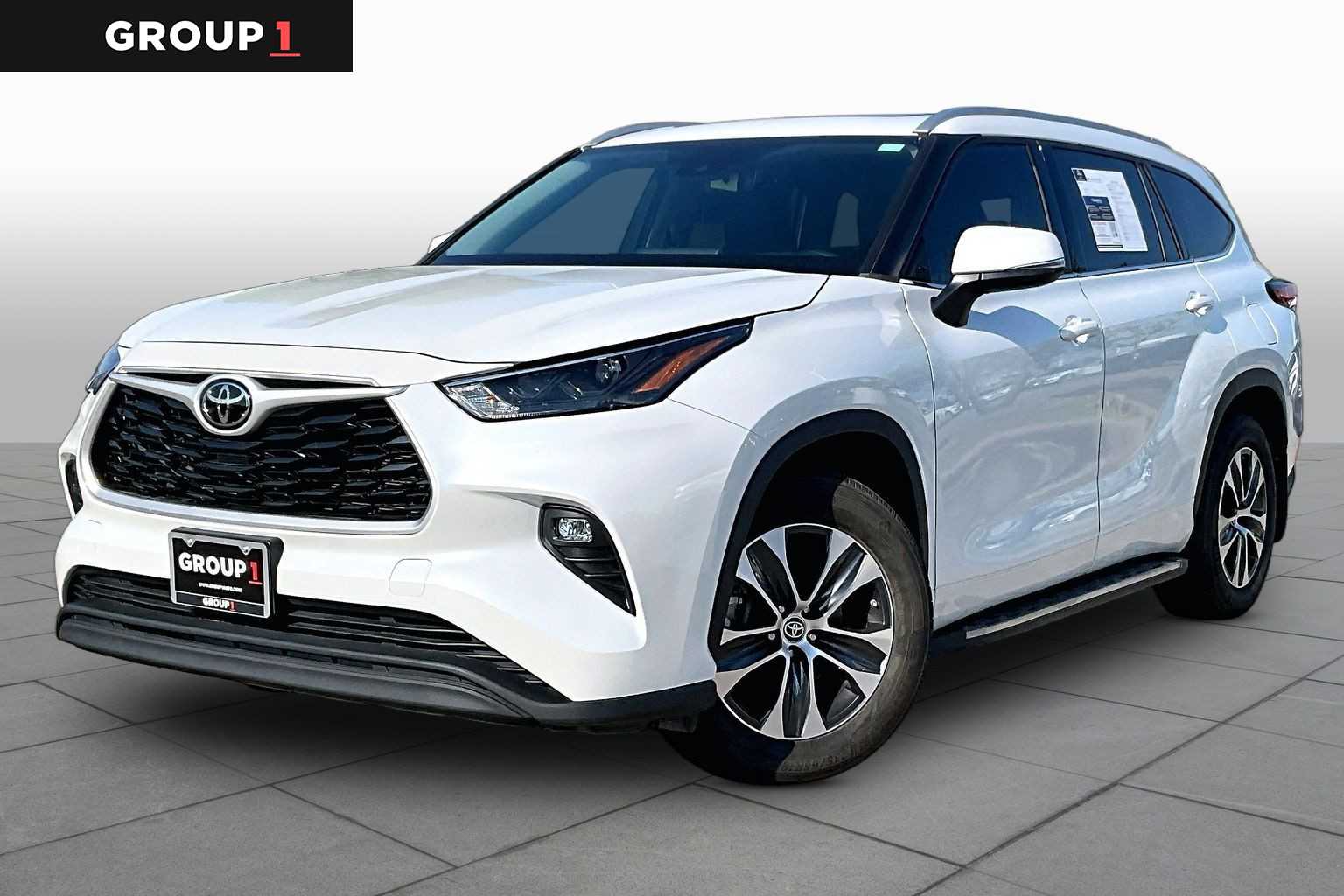 2022 Toyota Highlander XLE Wind Chill Pearl at Beck & Masten Kia