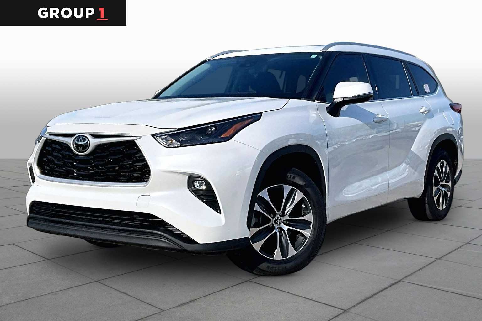 2022 Toyota Highlander XLE Wind Chill Pearl at AutoNation USA Katy