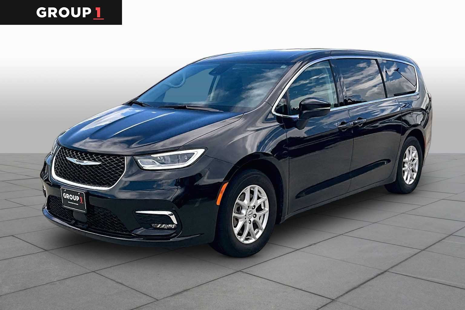 2023 Chrysler Pacifica Touring L Brilliant Black Crystal Pearlcoat at HGreg Houston