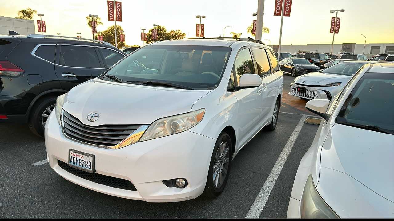 2014 Toyota Sienna XLE 1