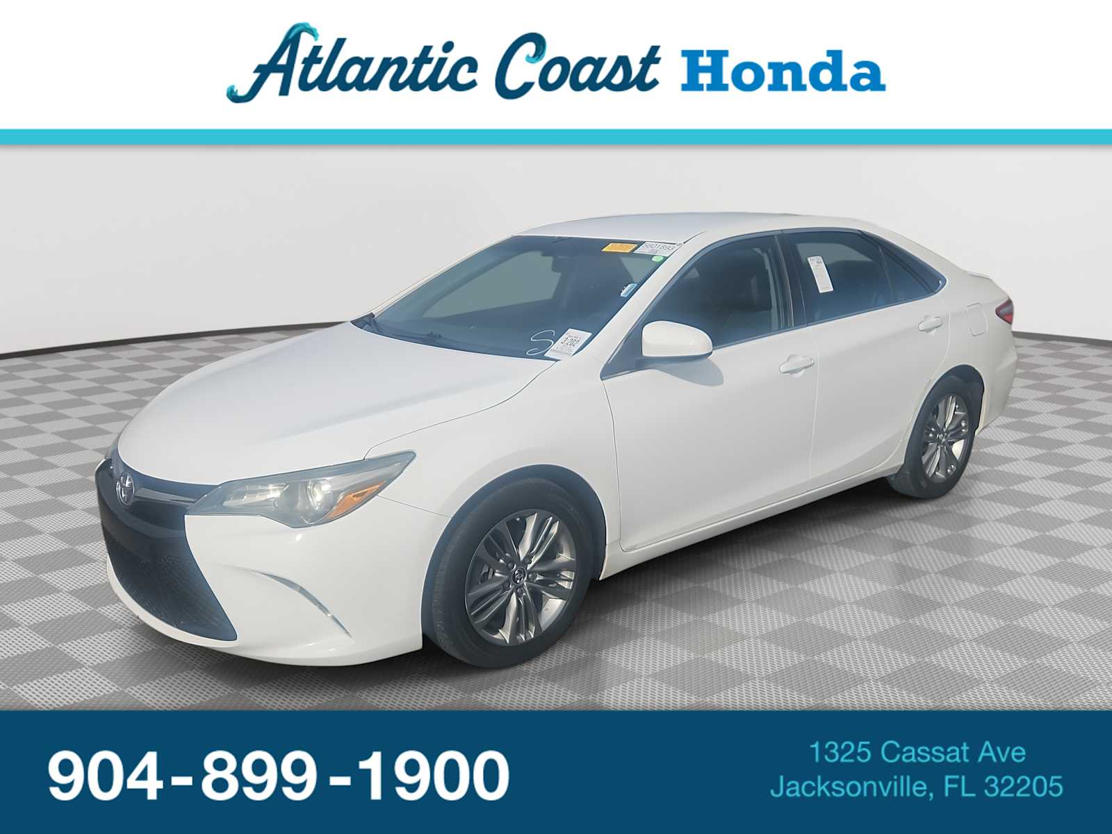 White 2015 Toyota Camry SE Sedan Front-Wheel Drive 6-Speed Automatic