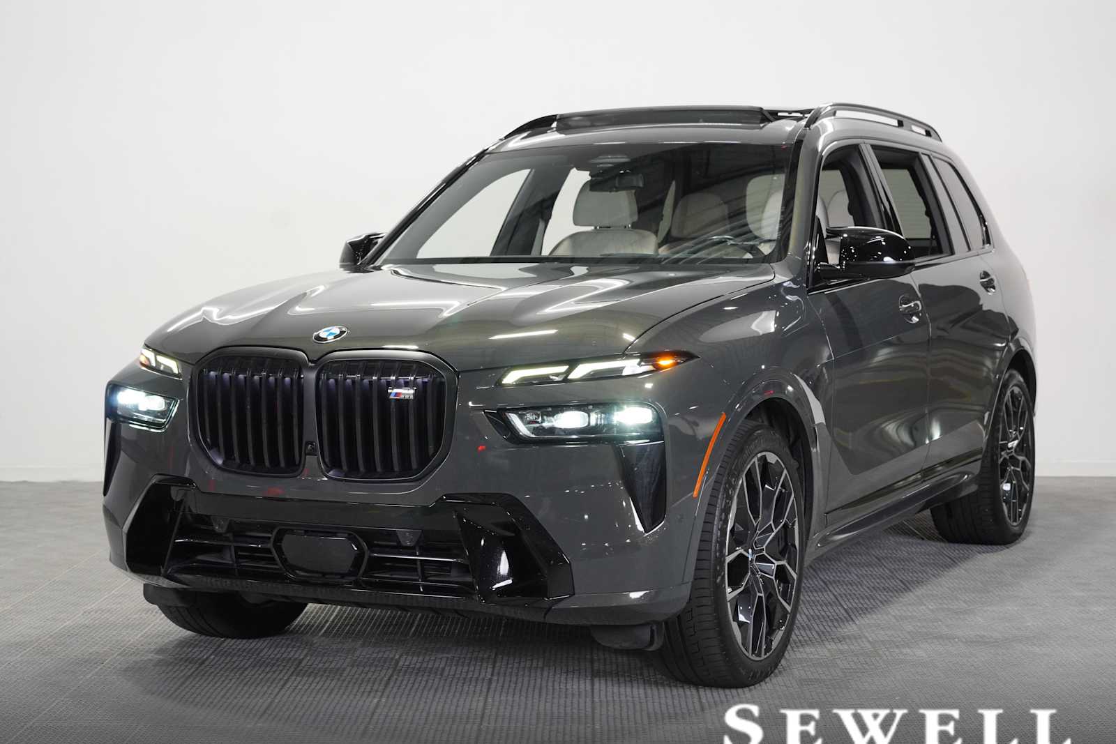 2023 BMW X7 M60i's photo