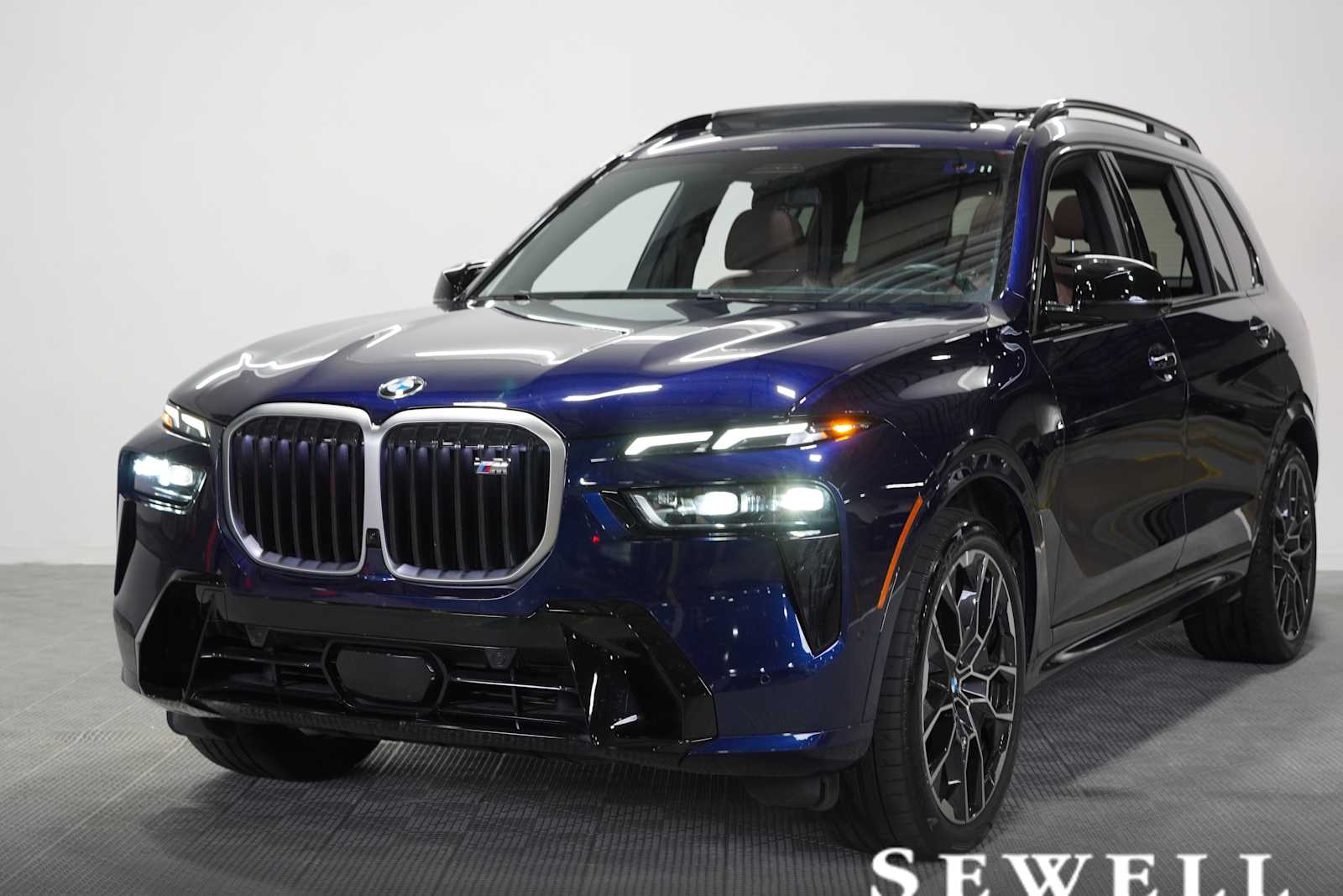 2025 BMW X7 M60i's photo