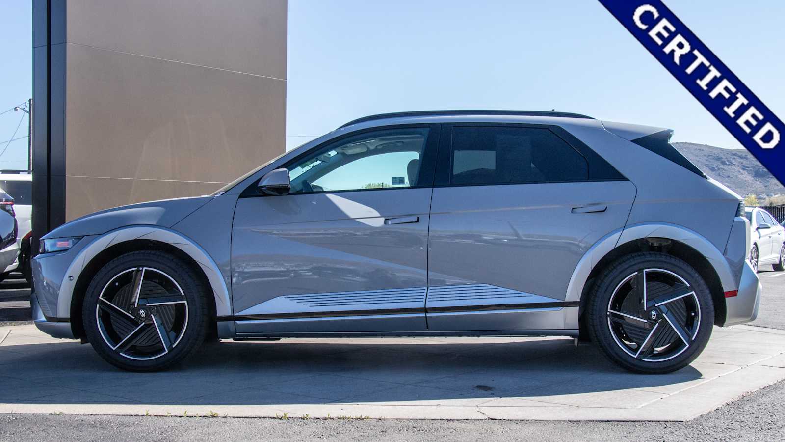 View vehicle photo 4