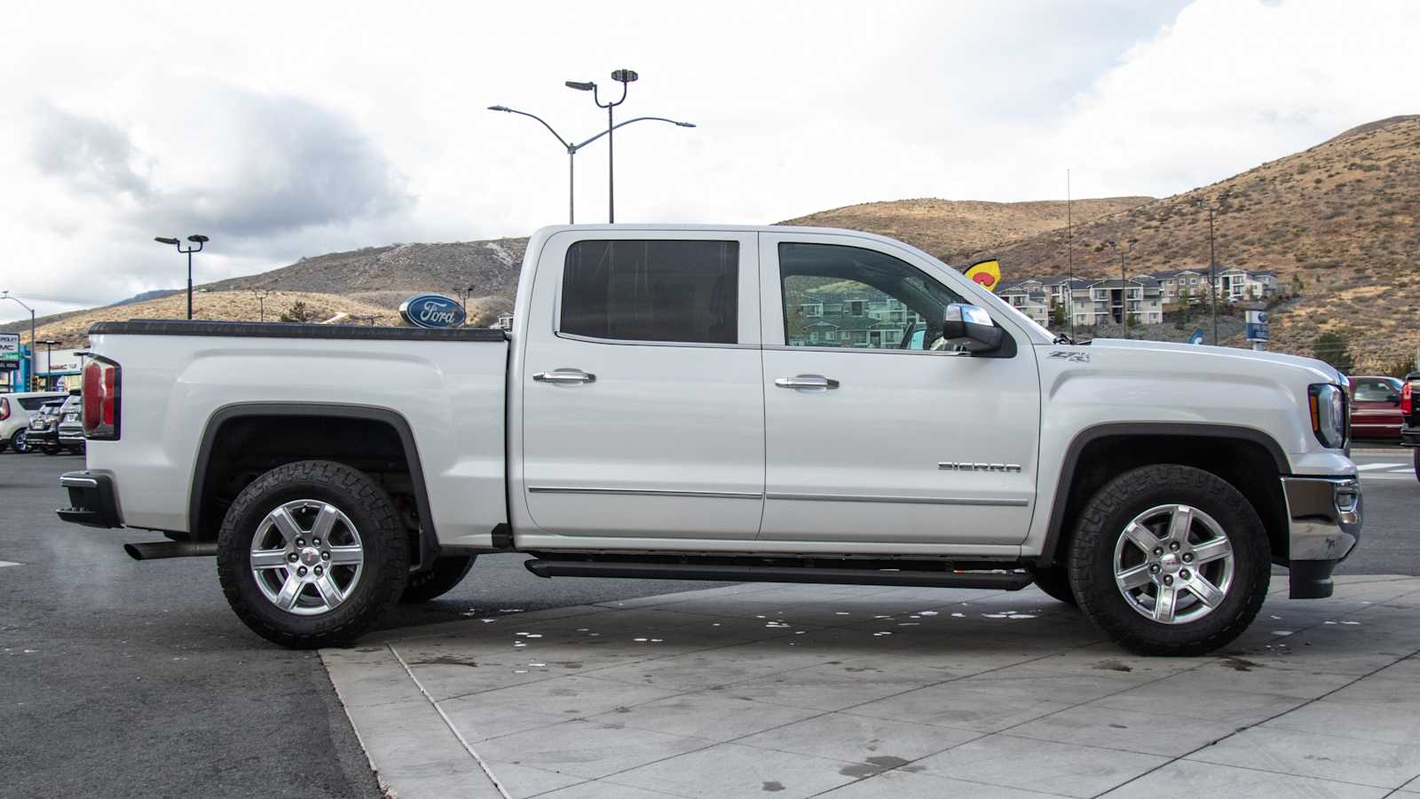 2017 GMC Sierra 1500 SLT 4WD Crew Cab 143.5 6