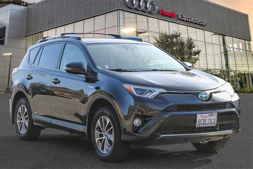 2018 Toyota RAV4 Hybrid XLE 3